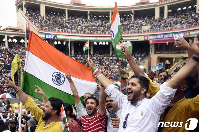 제75회 인도 독립기념일 기념식에 참석한 시민들이 국기를 흔들며 만세를 부르고 있다. AFP=뉴스1 ⓒ News1 손승환 기자