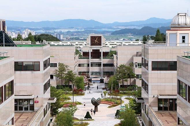 포스텍(포항공대) 전경. 국내 최초의 연구중심대학으로 출범한 포스텍은 한 때 국내 대학 순위에서 1위를 차지하기도 했지만, 지금은 연세대, 고려대 등 사립대학에도 밀리고 있다./조선DB