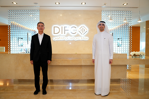 UAE 두바이 DIFC를 방문한 위메이드 장현국 대표(좌), 모하메드 알부쉬 DIFC 이노베이션 허브 대표.