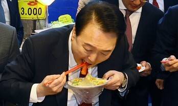 윤석열 대통령이 6일 부산 중구 깡통시장을 방문해 떡볶이와 빈대떡을 시식하고 있다. 대통령실사진기자단