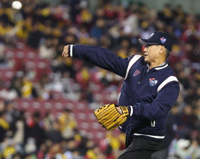 신생 클럽팀 GD챌린저스BC에 합류한 김용수 코치가 11월 7일 잠실구장에서 열린 LG와 KT의 한국시리즈 1차전에 앞서 시구를 하는 모습. 연합뉴스