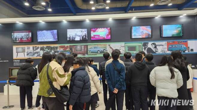 대구의 한 중학교 학생들이 ‘2023 대한민국 산업기술 R&D 대전’ 행사장을 방문했다. 사진=이소연 기자 