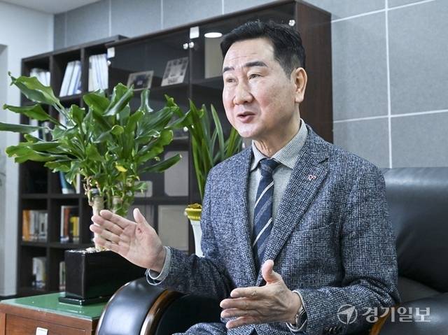 권석필 경기도자원봉사센터장이 경기일보와의 인터뷰에서 경기도자원봉사센터 활동에 대한 소회와 앞으로 경기도자원봉사센터가 나아가야할 방향에 대해 설명하고 있다. 홍기웅기자