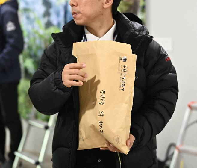 이재명 더불어민주당 대표의 경기도지사 재임 시절 법인카드 유용 의혹과 관련해 압수수색을 받은 세탁소 주인이 극단적 선택을 암시하는 연락을 남긴 후 실종됐다가 경찰에 의해 발견됐다. 사진은 검찰이 지난 4일 경기도 수원시 경기도청을 압수수색하는 모습. /사진=뉴시스