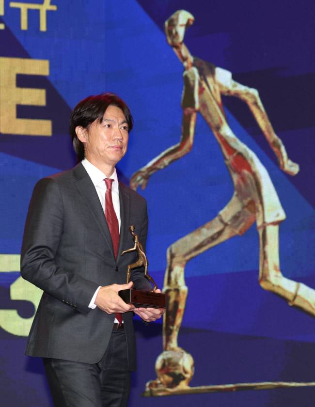 지난 4일 2023 하나원큐 K리그 대상 시상식에서 K리그1 감독상을 받은 홍명보 울산 현대 감독. 뉴시스