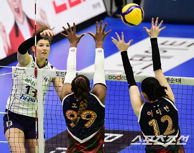 7일 수원체육관에서 배구 V리그 여자부 현대건설과 도로공사의 경기가 열렸다. 도로공사 부키리치가 현대건설 블로킹을 앞에 두고 스파이크를 날리고 있다. 수원=송정헌 기자songs@sportschosun.com/2023.12.07/