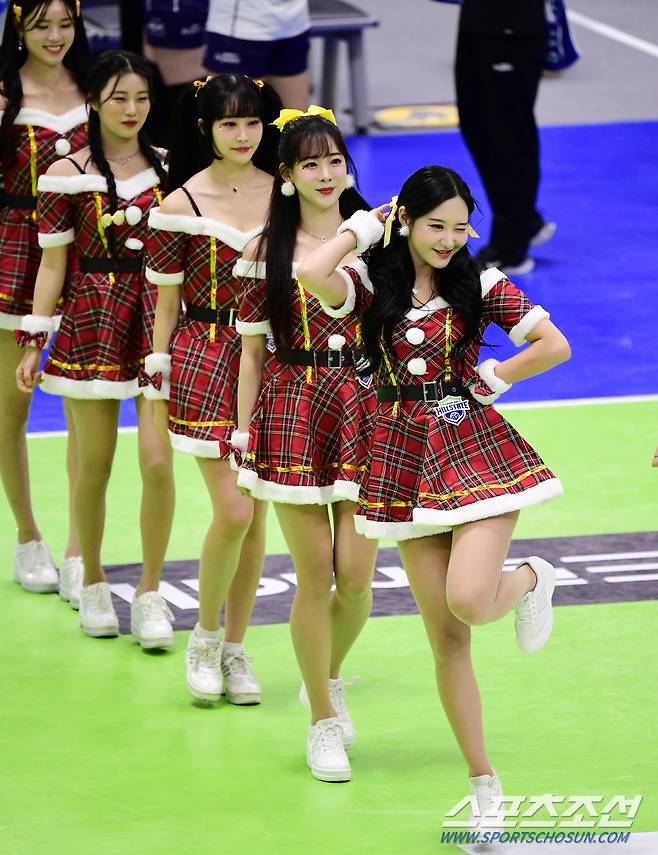 7일 수원체육관에서 배구 V리그 여자부 현대건설과 도로공사의 경기가 열렸다. '산타걸' 변신한 현대건설 치어리더들이 화려한 무대를 선보이고 있다. 수원=송정헌 기자songs@sportschosun.com/2023.12.07/