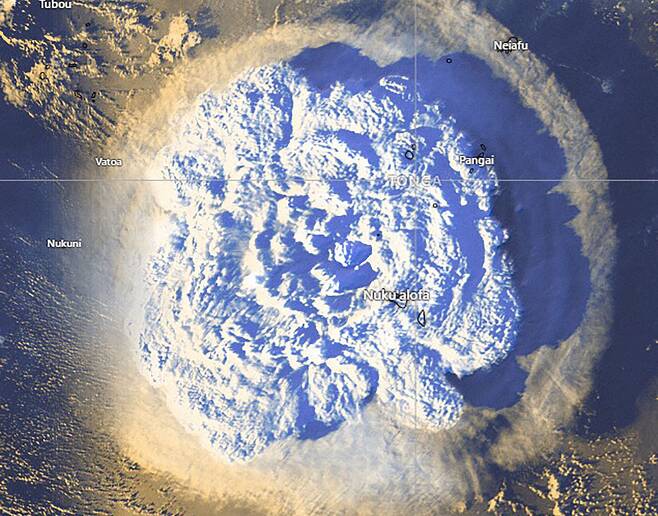 지난 15일 오후 1시쯤(한국 시각) 남태평양 섬나라 통가 인근 해저 화산이 폭발해 화산재가 치솟는 장면을 미국 국립해양대기관리국(NOAA) 위성이 촬영했다. 화산재는 직경 300km에 이르는 넒은 지역까지 퍼졌다. 이날 화산 폭발의 여파로 인근 호주, 뉴질랜드뿐만 아니라 일본, 미국, 칠레 등 8000km 이상 떨어진 환태평양 인접 국가에서도 해일이 관측됐다./로이터 연합뉴스