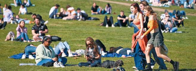 지난달 29일(현지 시각) 영국 런던 시내의 프림로즈힐 공원에서 시민들이 삼삼오오 모여 즐거운 시간을 보내고 있다. 대부분의 시민이 마스크를 쓰지 않았다. /AFP 연합뉴스