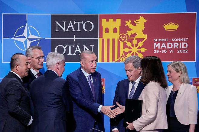 28일(현지시각) 스페인 마드리드에서 '스웨덴·핀란드의 북대서양조약기구(NATO·나토) 가입 지지' 양해각서 서명 후 레제프 타이이프 에르도안(가운데)  튀르키예(터키) 대통령이 막달레나 안데르손 스웨덴 총리와 악수하고 있다. 오른쪽 세 번째는 사울리 니니스퇴 핀란드 대통령, 왼쪽 두 번째는 옌스 스톨텐베르그 나토 사무총장. /AP 연합뉴스