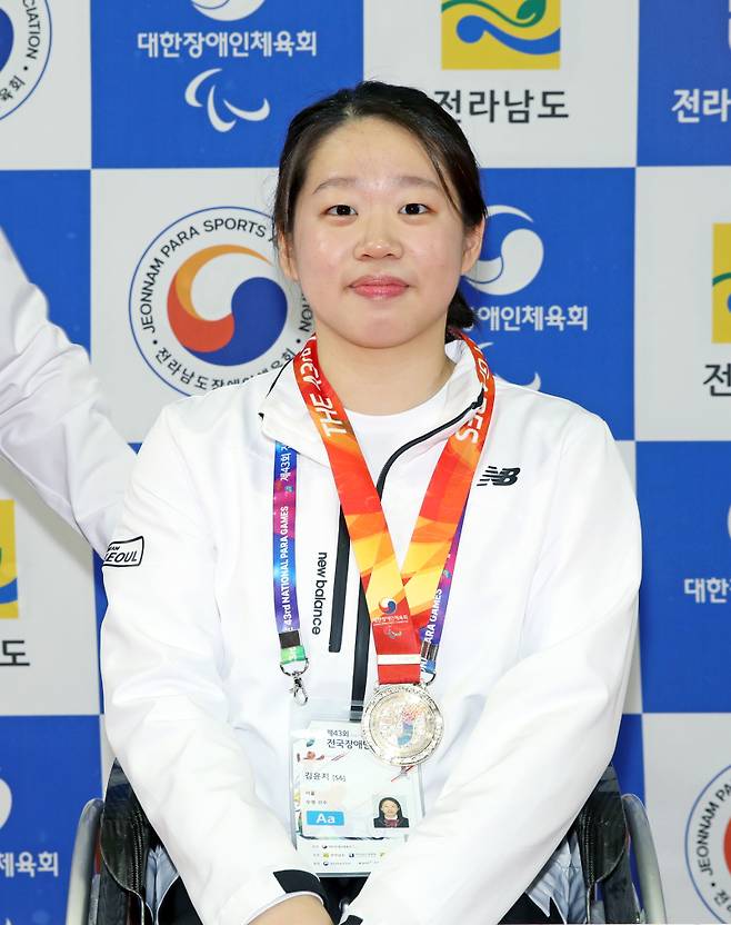 지난 11월 제43회 전국 장애인체육대회에서 수영 금메달을 획득한 김윤지. 대한장애인체육회 제공
