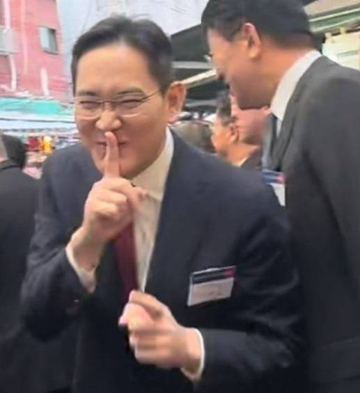 온라인상에서 큰 화제가 된 이재용 삼성전자 회장의 '쉿' 포즈 사진. /사진=온라인 커뮤니티 캡처