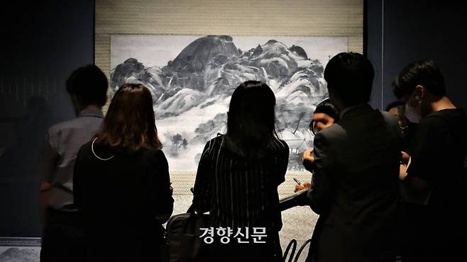 지난 2021년 국립중앙박물관의 ‘이건희 기증’ 특별전 언론공개회에서 기자들이 겸재 정선의 ‘인왕제색도’에 대한 설명을 듣고 있다. 김종목 기자
