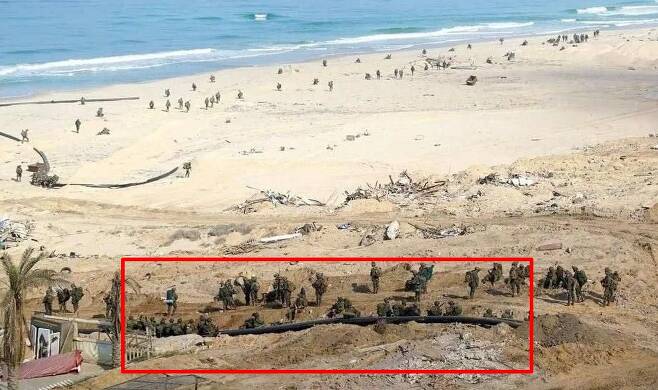 수십 여 명의 이스라엘방위군(IDF) 모습이 해변에서 파이프를 설치하고 있는 모습이 사진으로 공개됐다.
