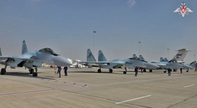 6일(현지시간) 러시아 항공우주군 Su-35 전투기가 아부다비국제공항에 착륙해 있다. 러시아 국방부