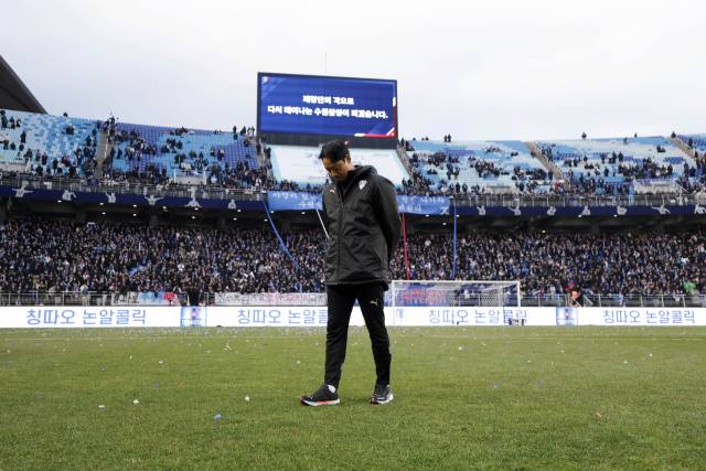 염기훈 수원 삼성 감독 대행이 2일 강등 확정 직후 팬들 앞에서 고개를 숙인 채 슬퍼하고 있다. 사진 제공=한국프로축구연맹