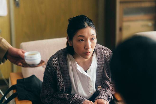 고레에다 감독의 전작 〈어느 가족〉에서 엄마 역을 맡아 찬사를 받은 안도 사쿠라 배우가 〈괴물〉에서도 엄마를 연기했다. ⓒ호호호비치 제공