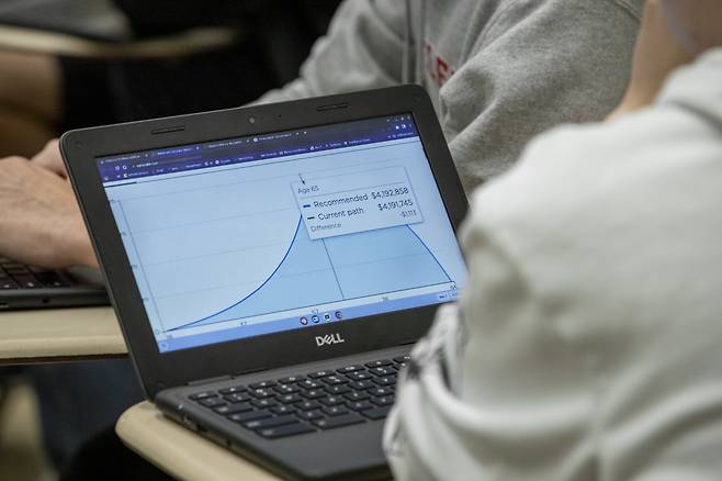 11월1일 미국 캘리포니아주 한 고등학교에서 열린 금융 이해력 수업. 연금 계산을 실습 중이다. ⓒ시사IN 박미소