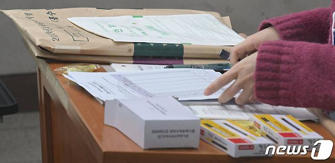 2024학년도 대학수학능력시험일인 16일 오전 경기 수원시 영통구 매원고등학교에서 감독관이 준비를 하고 있다. 2023.11.16/뉴스1 ⓒ News1 경기사진공동취재단