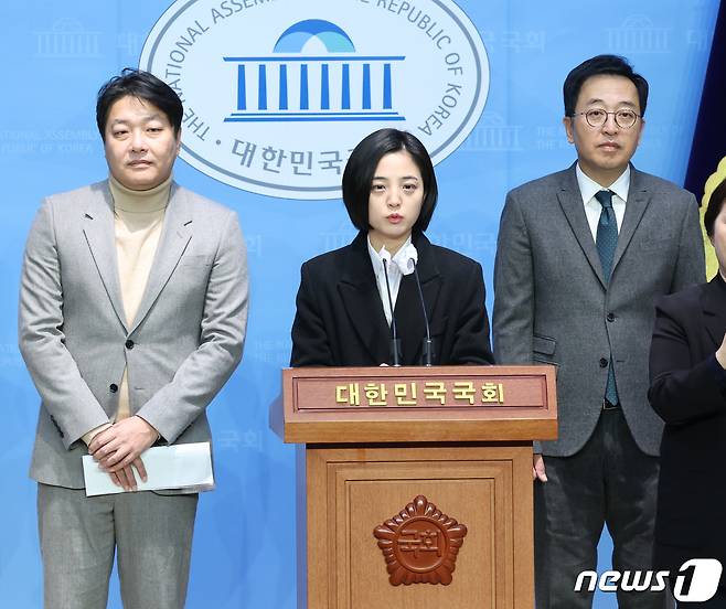 류호정 정의당 의원과 금태섭 '새로운선택' 창당준비위원장, 조성주 '세번째권력' 공동운영위원장이 8일 서울 여의도 국회 소통관에서 새로운선택·세번째권력 공동 신당 창당 기자회견을 하고 있다. 2023.12.8/뉴스1 ⓒ News1 송원영 기자