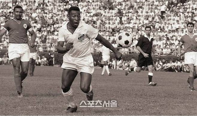 지난 1950~60년대 산투스에서 활약한 펠레. 출처|BBC 스포츠