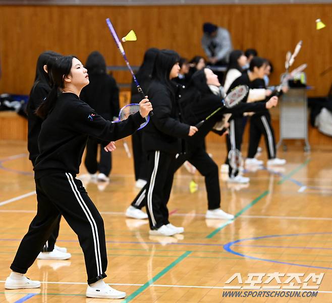 29일 서울 송파구 문정고등학교 이은경 교사와 학생들이 배드민턴 수업을 하고 있다. 허상욱 기자wook@sportschosun.com/2023.11.29/