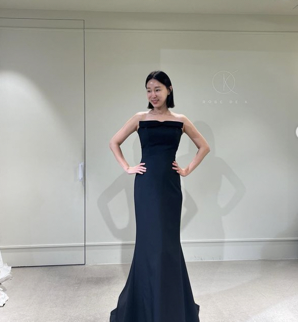 Singer Lee Ji-hye has received an open letter asking her to choose a dress.On the 8th, Lee Ji-hye unveiled the dress fitting scene, saying, The moment of Choices! What about your Choices? Please pick it out!Lee Ji-hye was troubled by wearing a lot of dresses such as a navy color dress with a beautiful shoulder line, a stylish white dress with a halter design, and a dress with a bright flower feel.Lee Ji-hyes request was followed by many fans comments, and Lee Ji-hyes close entertainers also commented.Gag Woman Kim Mi-rae said, How on earth are you going to choose?! Its beautiful!Jang Youngran, Lee Hyun Lee, and Gag Woman, Sim Jinhwa, all said No. 1. Broadcaster Hong Seok-cheon said, Im number two, but if you know what the background of the photo wall is, its perfect.Meanwhile, Lee Ji-hye married Moon Jea-wan, a tax accountant, in 2017 and has two daughters.