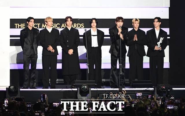 그룹 라이즈가 10일 인천 남동체육관에서 열린 '2023 더팩트 뮤직 어워즈'에서 넥스트 리더상을 받고 수상 소감을 밝혔다. /이동률 기자