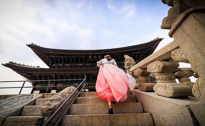 식민시대인 1926년 경복궁 앞에 세워진 조선총독부 청사는 해방 후 건국을 선포한 중앙청으로 사용됐다. 전쟁으로 파괴됐던 중앙청은 훗날 일제 잔재 청산이라는 명분으로 철거됐다. 그 사이 이 땅에는 봉건 왕조와 식민시대가 지나고 공화국시대가 도래했다. 경복궁에는 대한민국 시민들이 자유롭게 오가며 시간을 즐긴다. 부국와 강병으로 부활한 근대 공화국, 대한민국시대다./박종인기자