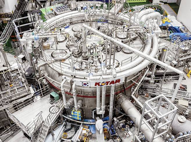 대한민국은 석탄조차 외면하고 인력에 의존했던 조선과 차원이 다른 국가다. 사진은 대전광역시 대덕연구개발특구 핵융합에너지연구원이 운영 중인 초전도핵융합연구장치(KSTAR). 태양과 같이 핵융합을 이용해 에너지를 생산하는 장치다. 핵융합발전에는 1억도라는 초고온 플라즈마 상태를 일정하게 유지하는 기술이 관건이다. 연구원에 따르면 이 기술은 대한민국이 세계 최고다. 핵분열을 이용한 원자력발전에 이어 핵융합발전이 상용화되면 대한민국은 또 한번 변신한다. /박종인 기자