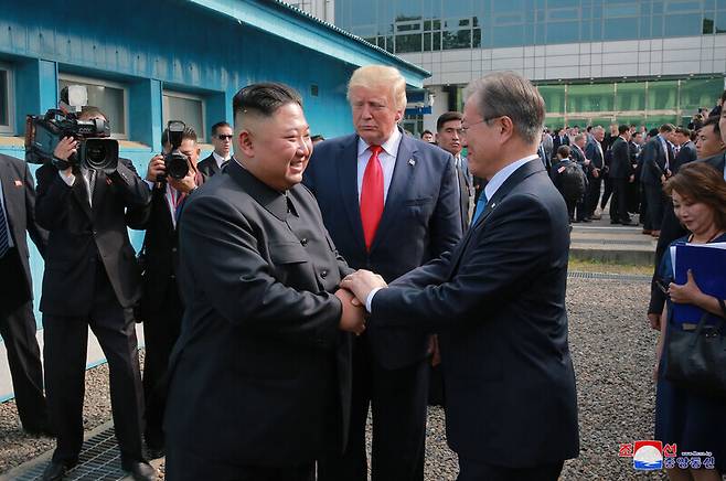 2019년 6월30일 판문점에서 문재인 대통령과 김정은 북한 국무위원장이 손을 맞잡고 인사하는 모습을 방한 중이던 도널드 트럼프 미국 대통령이 지켜보고 있다. 청와대사진기자단