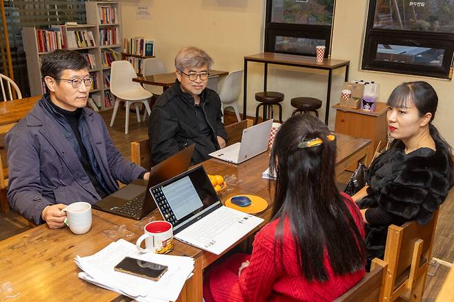 2023년 12월3일 서울 마포구 공덕동 한겨레신문사에서 (왼쪽부터) 김진해 경희대 후마니타스칼리지 교수, 김탁환 소설가, 이은혜 글항아리 편집장이 손바닥문학상 심사를 하고 있다. 박승화 선임기자