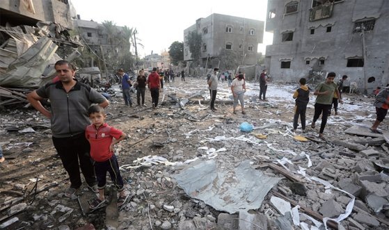 11월 11일 가자지구 주민들이 생존자 수색에 나선 모습. / 사진:로이터