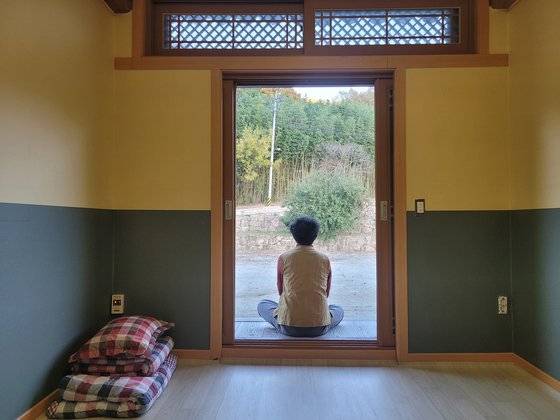 도갑사 템플스테이 방은 작지만 정갈하고 문을 열면 월출산 줄기가 보인다.