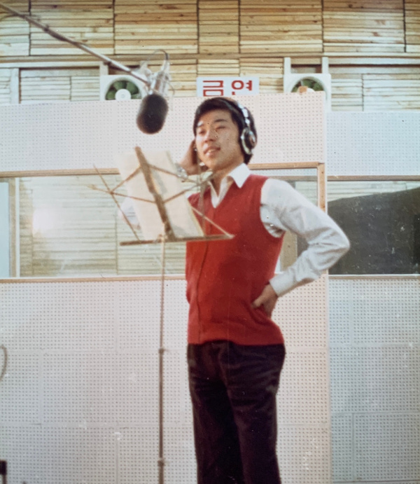 전용대 목사가 1981년 서울 강남의 한 스튜디오에서 앨범 녹음을 하고 있다.