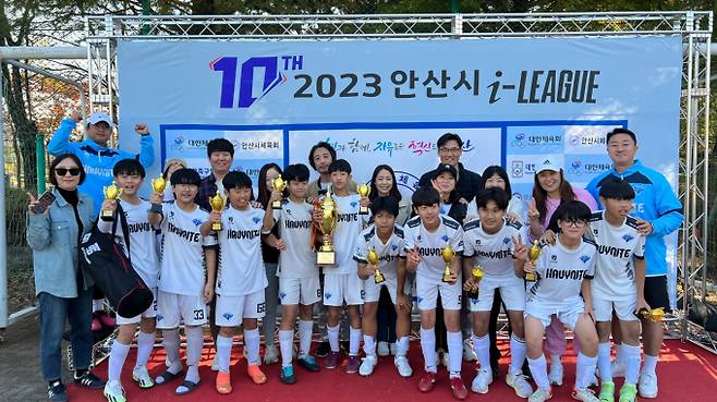 하위나이트 유스팀 선수들이 시상식에서 트로피를 들어올리며 환호하고 있다. /사진=하위나이트