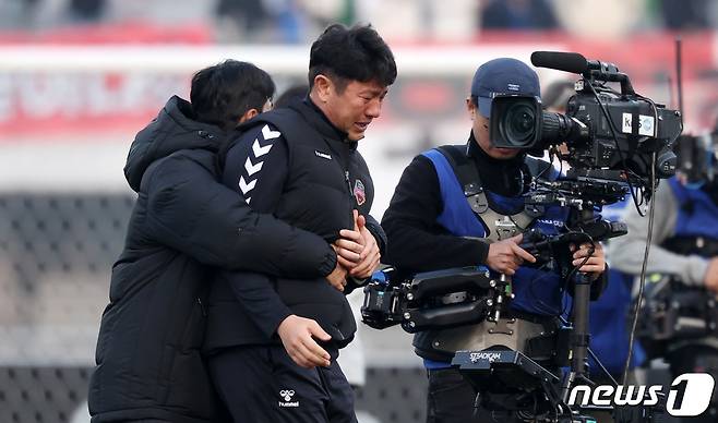 수원FC 김도균 감독이 9일 경기 수원종합운동장에서 열린 하나원큐 K리그 승강 플레이오프 2차전 수원FC와 부산 아이파크의 경기에서 5-2로 승리하며 잔류에 성공하자 눈물을 보이고 있다. 2023.12.9/뉴스1 ⓒ News1 김성진 기자