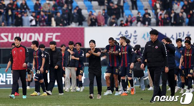 수원FC 선수들이 9일 경기 수원종합운동장에서 열린 하나원큐 K리그 승강 플레이오프 2차전 수원FC와 부산 아이파크의 경기에서 5-2로 승리하며 잔류에 성공하자 기뻐하고 있다. 2023.12.9/뉴스1 ⓒ News1 김성진 기자
