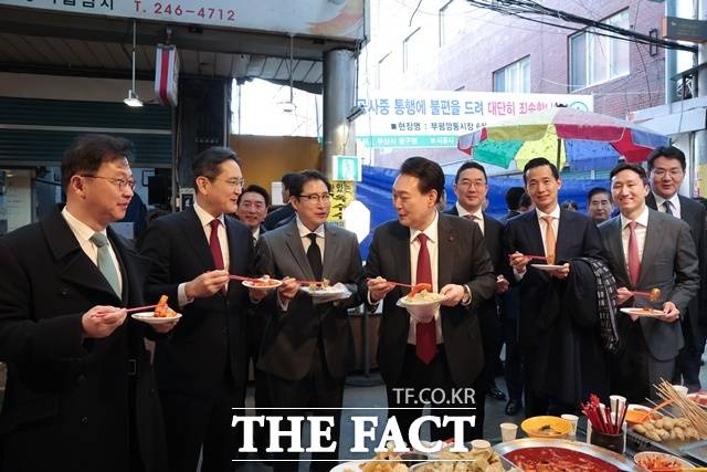 윤석열 대통령이 지난 6일 부산 중구 깡통시장을 방문해 기업 총수들과 분식을 맛봤다. 왼쪽부터 최재원 SK 수석부회장, 이재용 삼성전자 회장, 조현준 효성 그룹 회장, 윤 대통령, 구광모 LG그룹 회장, 김동관 한화그룹 부회장, 정기선 HD현대 부회장, 조원태 한진그룹 회장. /대통령실 제공