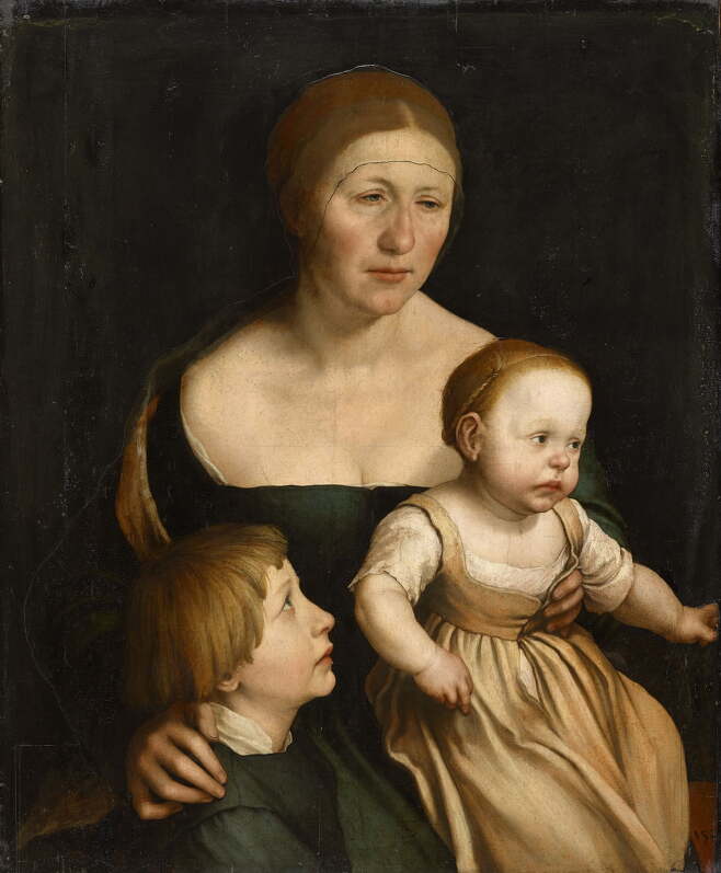 홀바인 가족의 초상(1528). 여성의 표정은 쓸쓸하며 눈은 충혈돼 있다. 그럼에도 그림 전체에서는 고상한 분위기가 풍긴다. 이 그림이 지나치게 우울하고 사실적이라는 이유로 "홀바인은 가족을 사랑하지 않았다"고 주장하는 사람도 있지만, 실제로 홀바인은 평생 가족을 성실히 부양했다. /바젤미술관