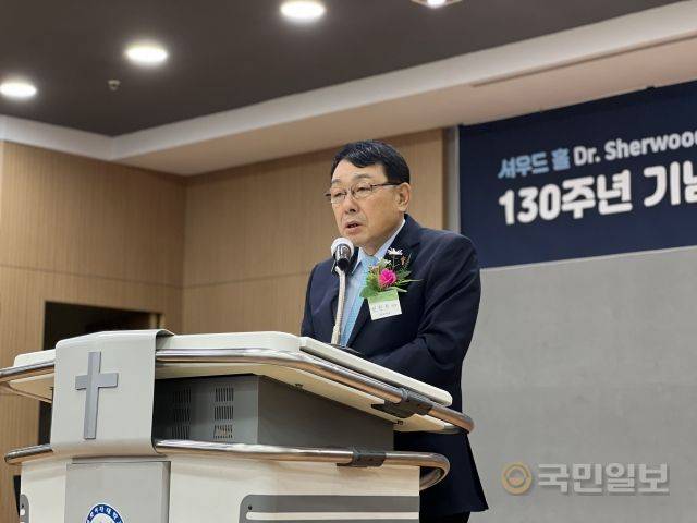 신민석 대한결핵협회 회장이 8일 서울 종로구 배화여대에서 열린 셔우드 박사 홀 탄생 130주년 기념 예배에서 축사를 전하고 있다.