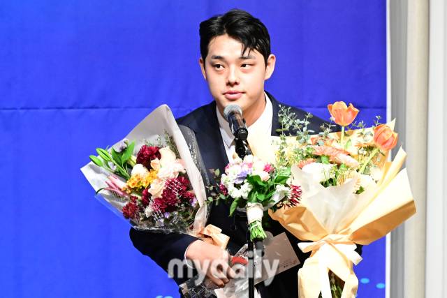 2023년 12월 8일 서울 리베라호텔에서 진행된 '2023뉴트리디데이 일구상 시상식'. 한화 문동주가 신인상을 수상한 뒤 소감을 밝히고 있다./마이데일리