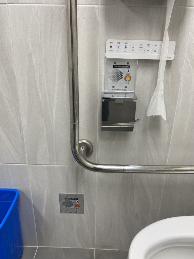 ▲성공회대학교 '모두의 화장실' 모습. 사용자의 안전을 위한 비상벨이 곳곳에 설치돼있다. ⓒ필자제공