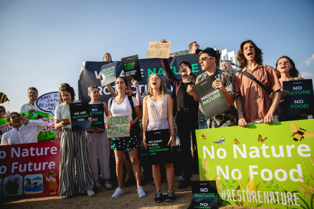 ▲ 그레타 툰베리(Greta Thunberg)를 비롯한 환경단체 활동가와 시민들이 '자연복원법'을 지지하는 집회를 하는 모습. ⓒThe Left
