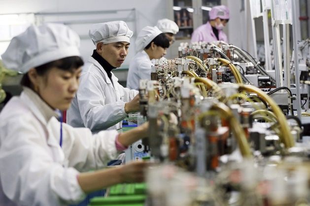 지난 2017년 12월 중국 안후이성 화이베이의 한 공장에서 근로자들이 작업에 몰두하고 있다.ⓒ AP/연합뉴스