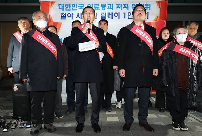 이필수 대한의사협회 회장이 6일 서울 용산 대한의사협회 앞 천막농성장에서 열린 대한민국 의료붕괴 저지 범대위 철야 시위 및 릴레이 1인 시위 관련 기자회견에서 발언하고 있다. 서울=뉴시스