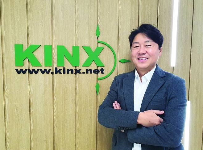 김지욱 케이아이엔엑스 대표가 한국경제신문과 인터뷰 전 포즈를 취하고 있다. 윤현주 기자