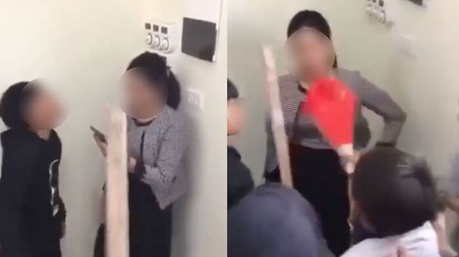 베트남의 한 중학교 1학년 학생들이 여교사를 교실 코너에 몰아 넣은 뒤 막대기를 휘두르고 있다.