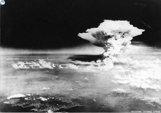 1945년 8월 6일 일본 히로시마 원자폭탄 투하 당시 버섯구름이 치솟고 있다. 사진=미군/히로시마 평화기념자료관