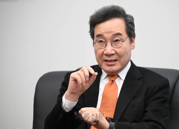 이낙연 전 더불어민주당 대표가 지난 8일 서울 중구 서울신문 광화문 사옥에서 인터뷰를 하고있다. 이 전 대표는 민주당 일각에서 제기된 ‘총선 낙관론’에 대해 “민주당 스스로 혁신과 반성을 통해 국민 신뢰를 회복하지 않으면 오만으로 비칠 수 있다”며 “오만하면 국민들은 심판한다”고 지적했다. 안주영 전문기자